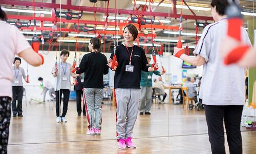 デイサービスの運動指導員 リーバルスタジオ リハ・リハ 神戸市西区のイメージ写真