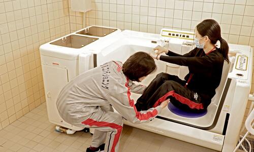 デイサービスの入浴介助スタッフ DEKIRUスタジオ リハ・リハ 神戸市須磨区のイメージ写真