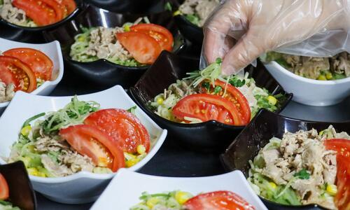 キッチンの早朝調理スタッ セントラルキッチン ハートデリシェ 神戸市西区のイメージ写真